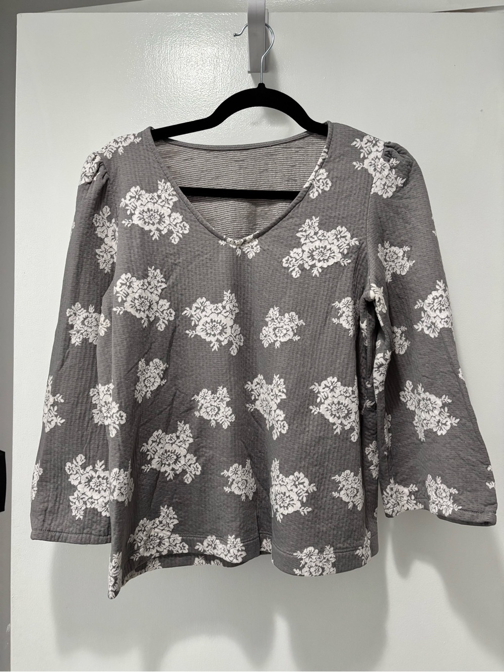 Jane and Delancey Gray Floral V-Neck Long Sleeve Top Medium